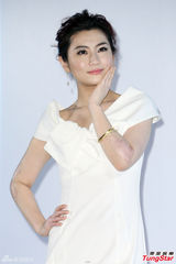 组图：Selina被夸变瘦开心 胳膊伤痕仍明显