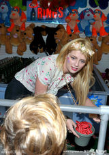 幻灯图：米莎-巴顿临时充当服务生 仿佛丛林仙子