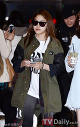 组图：Kara便装赴日 姜智英美颜具荷拉掩面