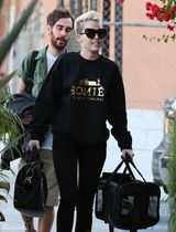 组图：麦莉-塞勒斯戴墨镜一身黑扮假小子