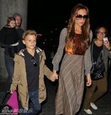 组图：贝克汉姆一家现身机场 小七穿斗篷萌态十足