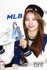 组图：missA运动装出席签名会变身棒球女孩