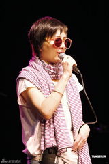 组图：何超仪推新EP携团开唱 感谢老板陈冠希支持