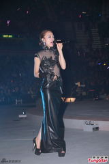 组图：容祖儿半裸开唱 自嘲瘦到没胸只剩两点