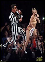 策划：女星豪放大秀M字腿 不惧走光拼性感