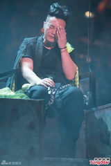 组图：陈奕迅演唱会化浓妆 搞怪献唱掀高潮