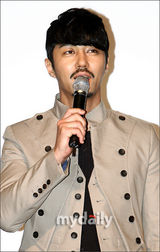 幻灯图：《到炮火中去》媒体首映 权相佑(权相宇)等主创出席