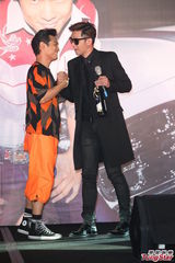 组图：杜德伟罗志祥相见欢 台上搞笑玩互亲