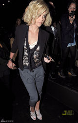 高清图：查理兹-塞隆巴黎看秀 小试舞步风情万种