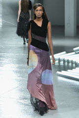 组图：纽约时装周《星战》风秀场 天行者裙抢镜