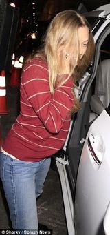 组图：阿曼达-塞弗里德机场孤独候车 疲惫无奈