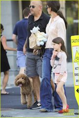 组图：凯蒂携苏瑞亮相 小公主乖巧可爱