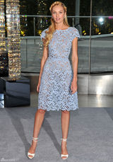 组图：超模坎蒂丝镂空透视蓝裙性感亮相