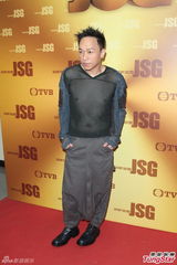 组图：黄家强黑纱透视装露点 与叶世荣重组乐队