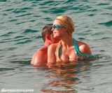 组图：希尔顿与男友鸳鸯浴 海滩戏水被搂蛮腰