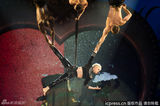 组图：Pink与舞群玩群P重口味 高空倒吊似杂技