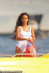 组图：蕾哈娜与好友玩跳伞 白色比基尼大秀身材