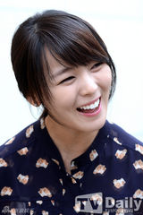 组图：WG先艺携夫贺朱雅敏大婚 宽衫遮孕肚