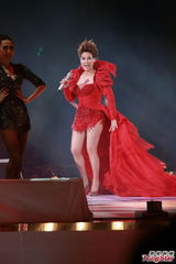 组图：甄妮香港个唱开幕 低胸热舞秀豪乳