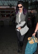 组图：紫发凯蒂-佩瑞戴墨镜干练现身机场