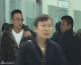 组图：吴镇宇抵京扮“黑超潮人” 宝刀未老笑容难掩