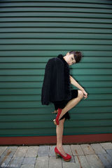 组图：秦岚最新写真曝光 个性造型秀冷艳