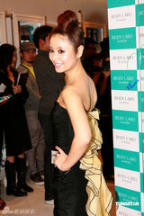 幻灯图集：林心如谈赵薇怀孕传闻 陈小春红发抢镜