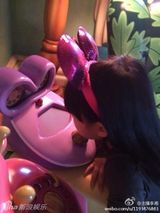 组图：王诗龄Kimi游迪士尼 网友大呼青梅竹马