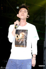 幻灯图：萧亚轩黄立行等献爱心 放声夕阳音乐会