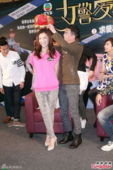 组图：周丽淇坐谢天华大腿喂葡萄 被笑腿毛