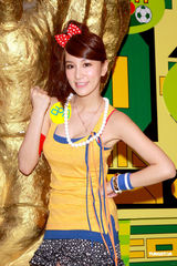 幻灯图：黑涩会美眉参加世界杯活动 看球不为看帅哥