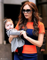 组图：维多利亚抱女儿现身 小7头戴蝴蝶结可爱