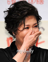 组图：严正花等出席新片《妈妈》媒体首映