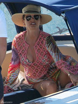 高清组图：凯瑟琳-泽塔-琼斯度假镂空彩裙抢眼