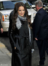 高清组图：凯蒂-赫尔姆斯黑衣亮相 苏瑞做鬼脸