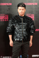 组图：周慧敏白纱裙飘逸现身 小腹扁平力证未怀孕