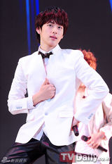 组图：韩团帝国之子小分队首唱会劲歌热舞