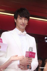 组图：锦荣自曝想三十岁结婚 与陈妍希上演求婚戏