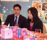 组图：郭晶晶宽松衫发福疑有孕 霍启刚体贴陪伴