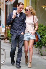 高清组图：凯特-波茨沃斯和男友逛街热裤秀美腿