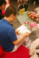 高清图：张艺谋携主演抵达新浪 青涩周冬雨受关注