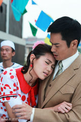 组图：《叶问》热拍 郑嘉颖拥抱周秀娜上演熟男诱惑