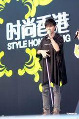 古巨基腰伤复发不忘代言 坐轮椅拄拐忙吸金(图)