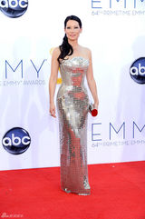 组图：艾美奖红毯 刘玉玲银装素裹未来感十足