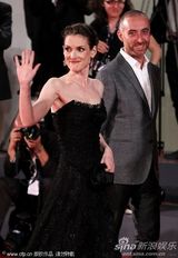 组图：《冰人》首映 薇诺娜-赖德黑裙衬白嫩美胸