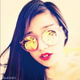 组图：好声音萌妹曝性感照 叼烟狂野秀乳沟