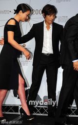 组图：李秉宪赵敏秀出席大钟颁奖礼新闻发布会