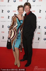 幻灯图：群星齐聚电影节之夜活动 布吉特举止出位