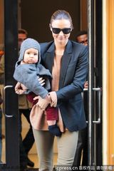 组图：米兰达-可儿外出珠光宝气 爱子卖萌可爱无比