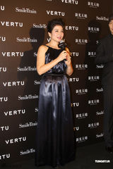 组图：钟楚红优雅亮相慈善影展 现场大方秀裸背